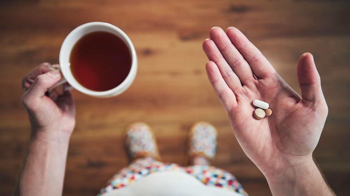 Na léky jedině vodu, říká odborník. Účinek ovlivní i to, co jíte a pijete